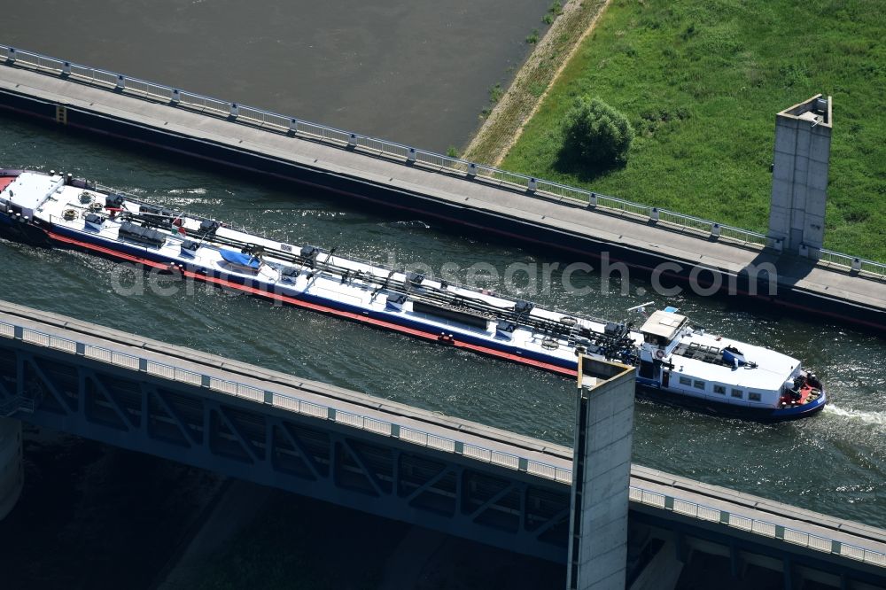 Hohenwarthe from the bird's eye view: Freight ship under way on the Trough bridge from the Mittelland Canal over the River Elbe to the Elbe-Havel Canal to the waterway intersection in Hohenwarthe in Saxony-Anhalt