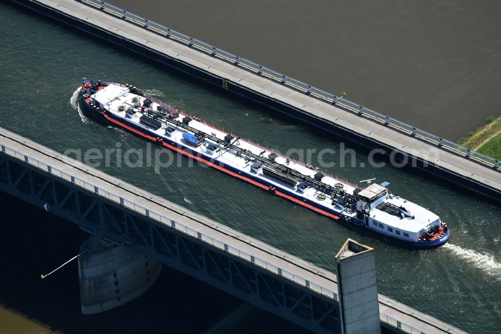 Aerial photograph Hohenwarthe - Freight ship under way on the Trough bridge from the Mittelland Canal over the River Elbe to the Elbe-Havel Canal to the waterway intersection in Hohenwarthe in Saxony-Anhalt