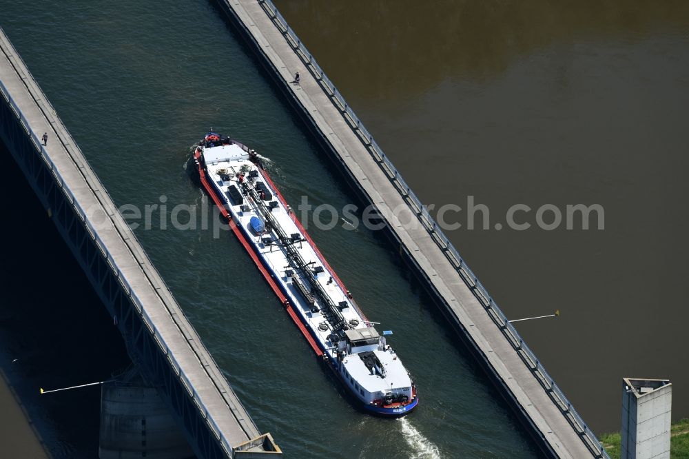 Hohenwarthe from the bird's eye view: Freight ship under way on the Trough bridge from the Mittelland Canal over the River Elbe to the Elbe-Havel Canal to the waterway intersection in Hohenwarthe in Saxony-Anhalt