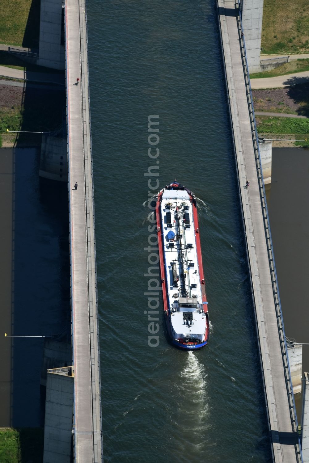 Aerial image Hohenwarthe - Freight ship under way on the Trough bridge from the Mittelland Canal over the River Elbe to the Elbe-Havel Canal to the waterway intersection in Hohenwarthe in Saxony-Anhalt