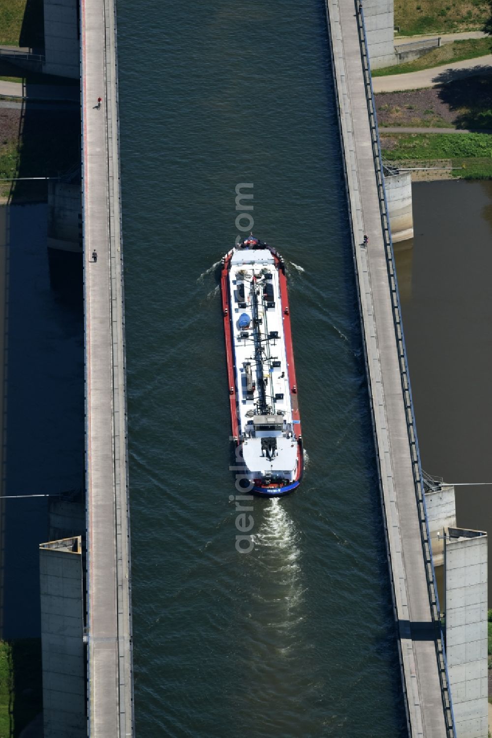 Aerial photograph Hohenwarthe - Freight ship under way on the Trough bridge from the Mittelland Canal over the River Elbe to the Elbe-Havel Canal to the waterway intersection in Hohenwarthe in Saxony-Anhalt