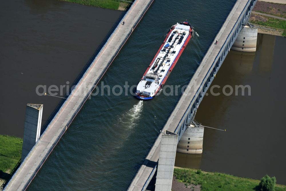 Hohenwarthe from the bird's eye view: Freight ship under way on the Trough bridge from the Mittelland Canal over the River Elbe to the Elbe-Havel Canal to the waterway intersection in Hohenwarthe in Saxony-Anhalt