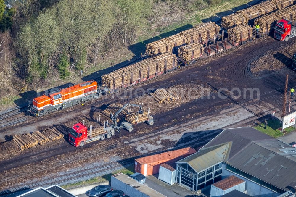 Aerial photograph Sundern - Loading of wagons fuer einen Holztransport of a train in freight traffic on the track in Sundern (Sauerland) at Sauerland in the state North Rhine-Westphalia, Germany