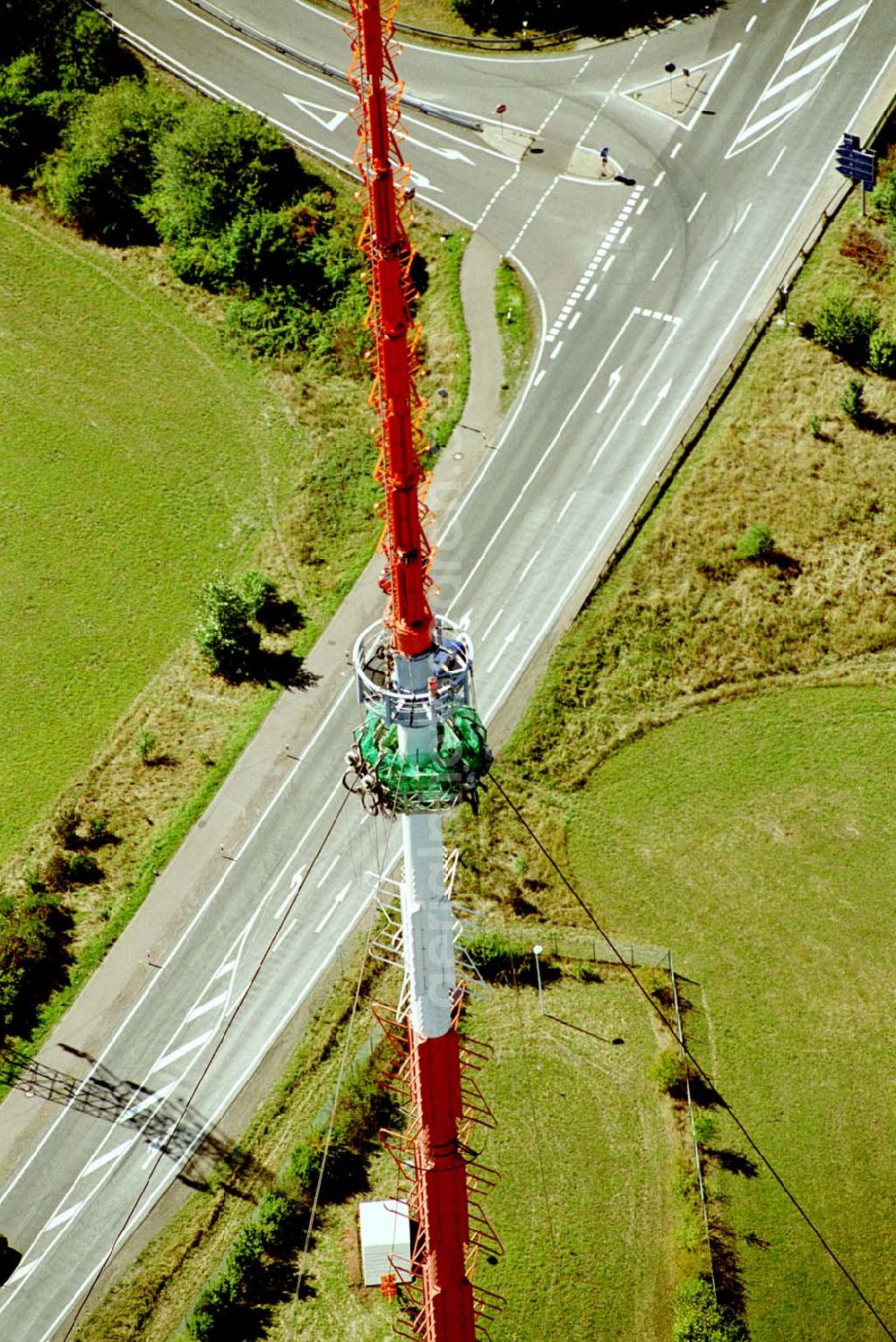 Aerial photograph Göttelborn / Saarland - Göttelborn / Saarland Blick auf die Sanierung des Sendemastes im Saarland durch die Firma W. Diener aus Köln an der Autobahnauffahrt A1; (teilweise mit Sicht auf Göttelborn) 03.09.2003