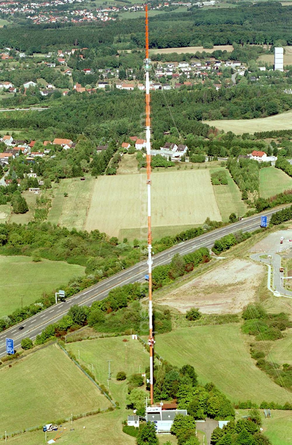 Göttelborn / Saarland from the bird's eye view: Göttelborn / Saarland Blick auf die Sanierung des Sendemastes im Saarland durch die Firma W. Diener aus Köln an der Autobahnauffahrt A1; (teilweise mit Sicht auf Göttelborn) 03.09.2003