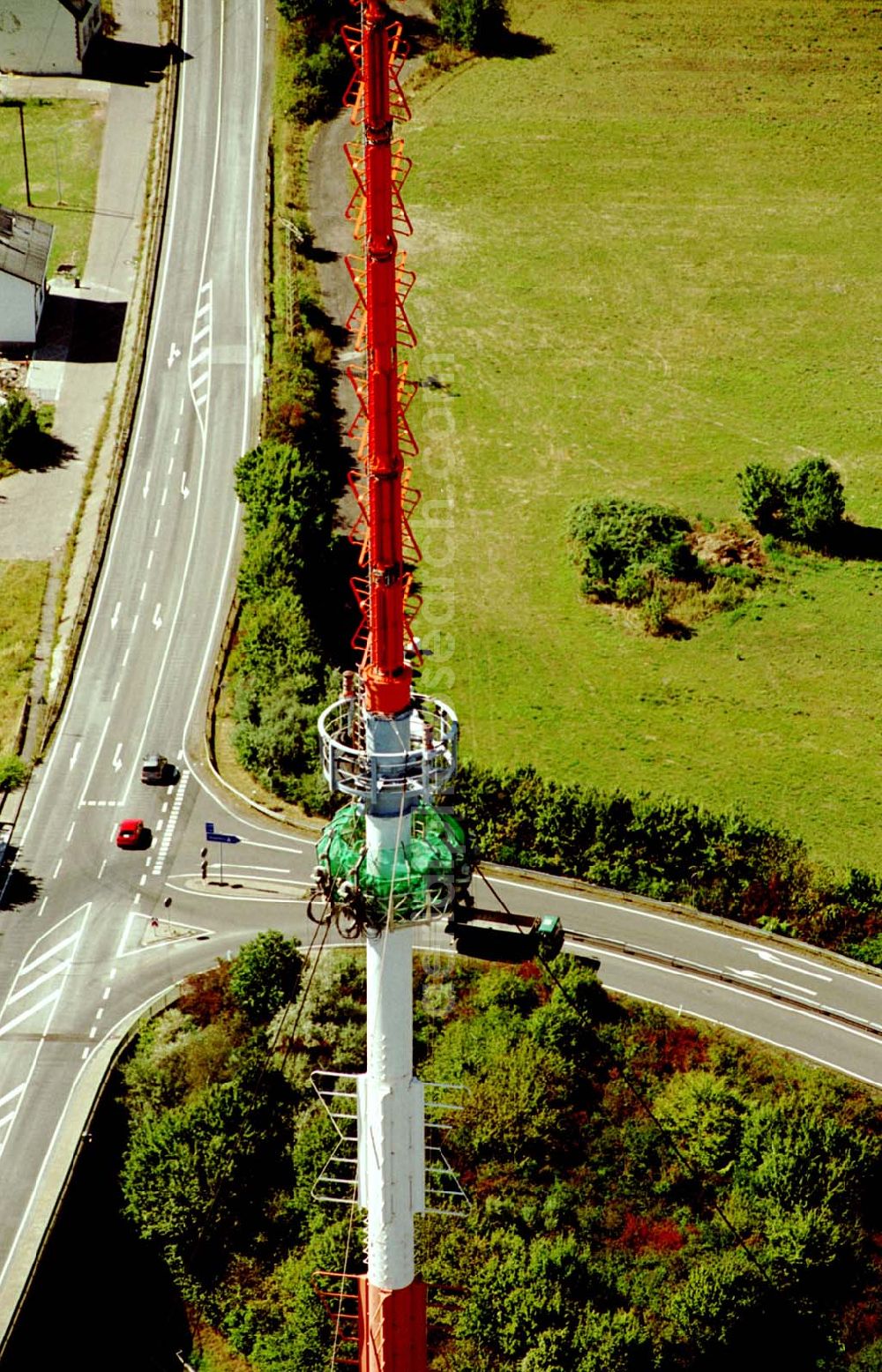 Aerial image Göttelborn / Saarland - Göttelborn / Saarland Blick auf die Sanierung des Sendemastes im Saarland durch die Firma W. Diener aus Köln an der Autobahnauffahrt A1; (teilweise mit Sicht auf Göttelborn) 03.09.2003