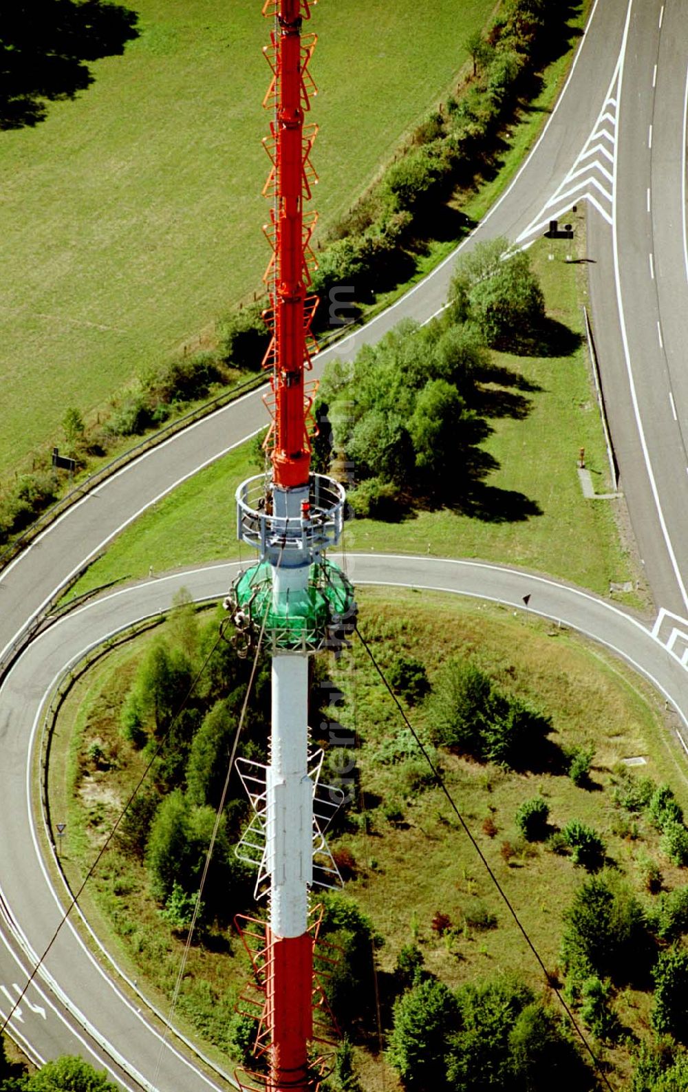 Aerial photograph Göttelborn / Saarland - Göttelborn / Saarland Blick auf die Sanierung des Sendemastes im Saarland durch die Firma W. Diener aus Köln an der Autobahnauffahrt A1; (teilweise mit Sicht auf Göttelborn) 03.09.2003