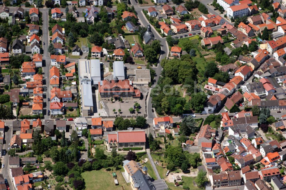 Aerial photograph Gau-Algesheim - Blick auf die Christian-Erbach-Realschule und auf die Evangelische Gustav-Adolf-Kirche in der verbandsangehörigen Stadt Gau-Algesheim in Rheinland-Pfalz. Die Schule ist ein Bruchsteinbau und wurde 1909-1910 vom Architekten Hans Baptist Becker erbaut. Die Kirche wurde 1926-1927 von Heinrich Walbe im Barockstil errichtet. View to the middle school Christian-Erbach-Realschule and to the Evangelistic Gustav-Adolf-Church in the town Gau-Algesheim in Rhineland-Palatinate.