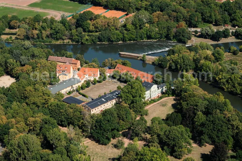 Aerial image Halle (Saale) - Estate Gimritz with Weir on the Peissnitzinsel on the banks of the Saale in Halle (Saale) in Saxony-Anhalt