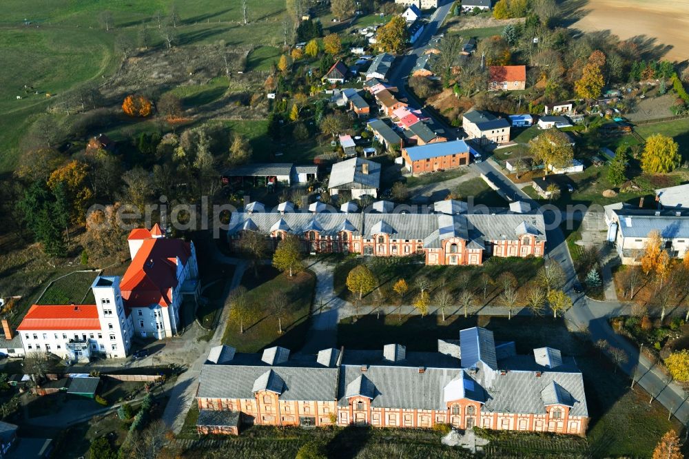 Aerial photograph Klein Helle - Building and manor house of the farmhouse in Klein Helle in the state Mecklenburg - Western Pomerania, Germany