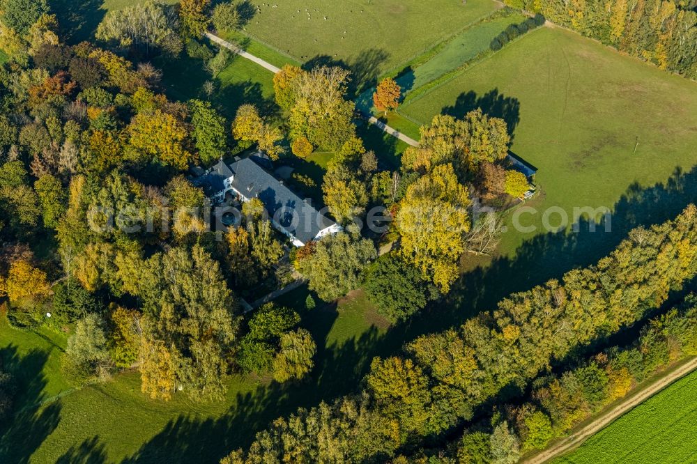 Geldern from the bird's eye view: Building and manor house of the farmhouse in Geldern in the state North Rhine-Westphalia, Germany