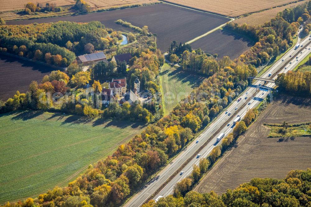 Kamen from the bird's eye view: Historical warehouses and stables, farm buildings and manor house on the edge of agricultural fields with a tower of Haus Reck on street Neuer Weg in the district Herringer Heide in Kamen at Ruhrgebiet in the state North Rhine-Westphalia, Germany