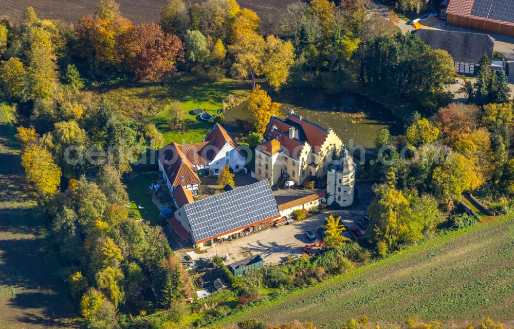 Aerial image Kamen - Historical warehouses and stables, farm buildings and manor house on the edge of agricultural fields with a tower of Haus Reck on street Neuer Weg in the district Herringer Heide in Kamen at Ruhrgebiet in the state North Rhine-Westphalia, Germany