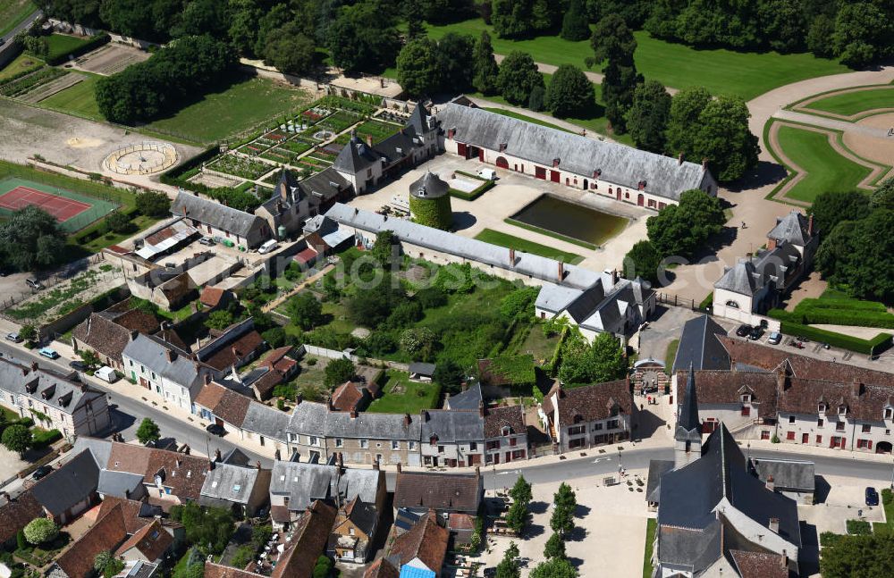 Aerial photograph Cheverny - Der Gutshof des Schlosses Cheverny in der Gemeinde Cheverny im Loiretal im Departement Loir-et-Cher. The farm of the Castle Cheverny in the Departement Loir-et-Cher.