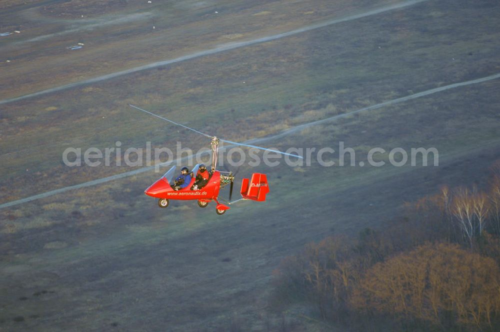 Aerial image Saarmund - Blick auf einen Gyrocopter der aeronautix.de Flugschule über dem Flugplatz Saarmund