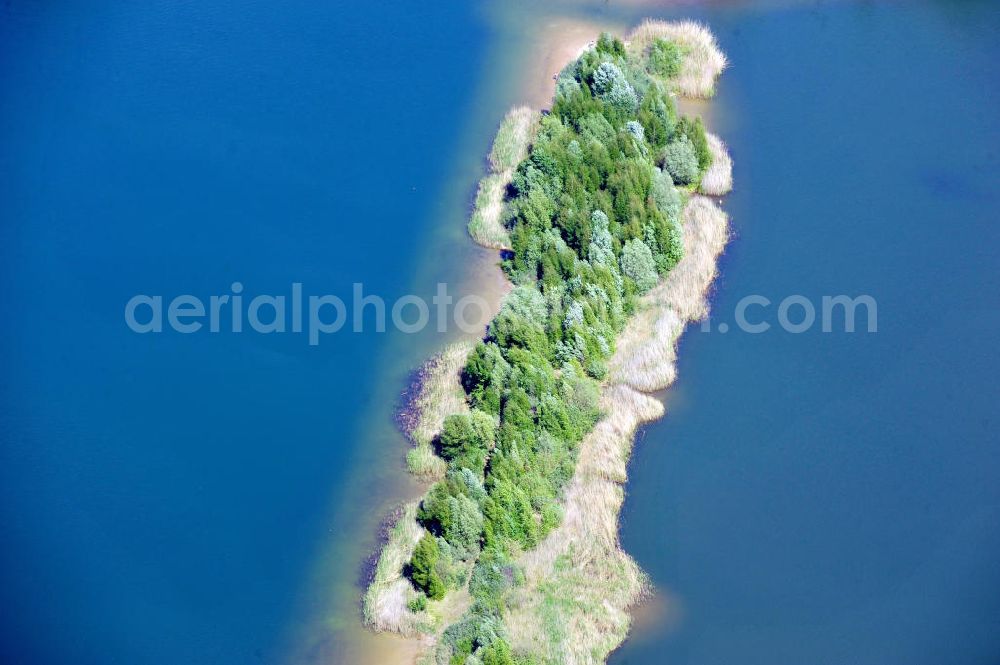 Berlin Kaulsdorf from above - Sandrücken im Habermannsee im Kaulsdorfer Busch. Der See is Teil der Kaulsdorfer Seen. The lake Habermannsee in the district Kaulsdorf.