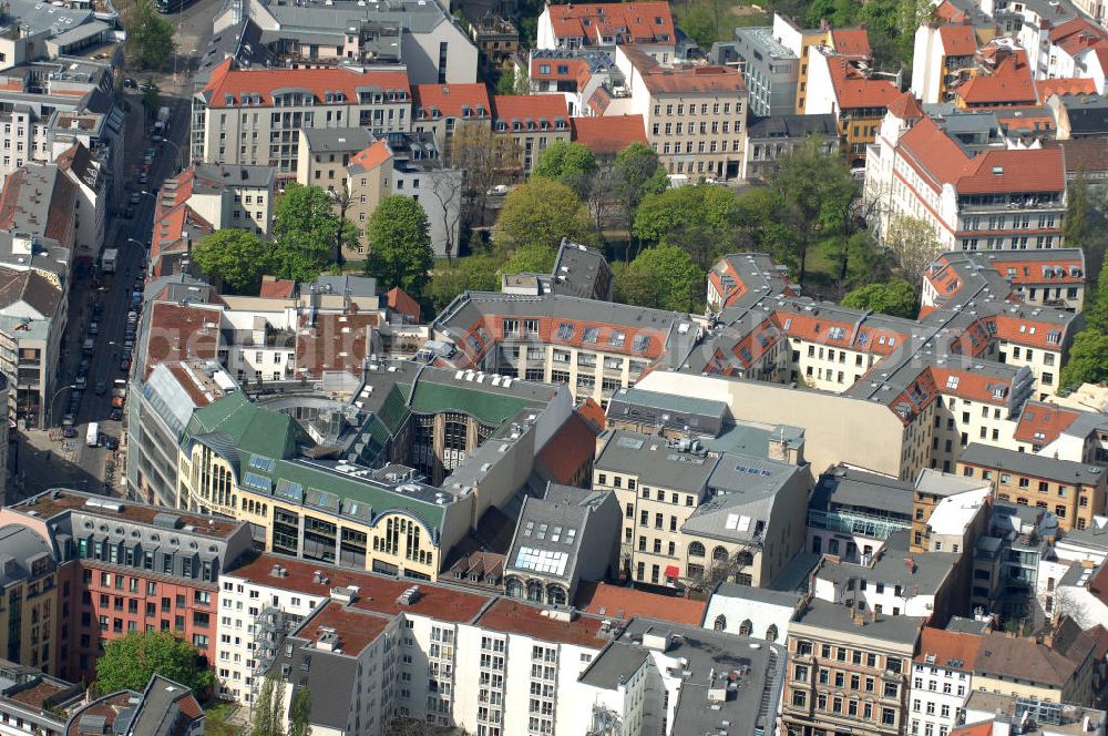 Aerial image Berlin - Blick auf die Hackeschen Höfe an der Rosenthaler Strasse in Berlin-Mitte. Die Hackeschen Höfe sind Deutschlands größtes geschlossenes Hofareal. Im Zuge der Sanierung Mitte der 90er Jahre erlebten die Höfe eine Renaissance ihres ursprünglichen Konzeptes der Mischnutzung durch Kunst, Kultur, Wohnen, Gewerbe und Gastronomie. View of the Hackesche Höfe at the Rosenthaler Strasse in Berlin-Mitte. The area are Germany's largest enclosed courtyard area. During the refurbishment in the mid 90s saw a renaissance of the courts of their original concept of mixed use by art, culture, housing, trade and catering. PENTANEX GmbH