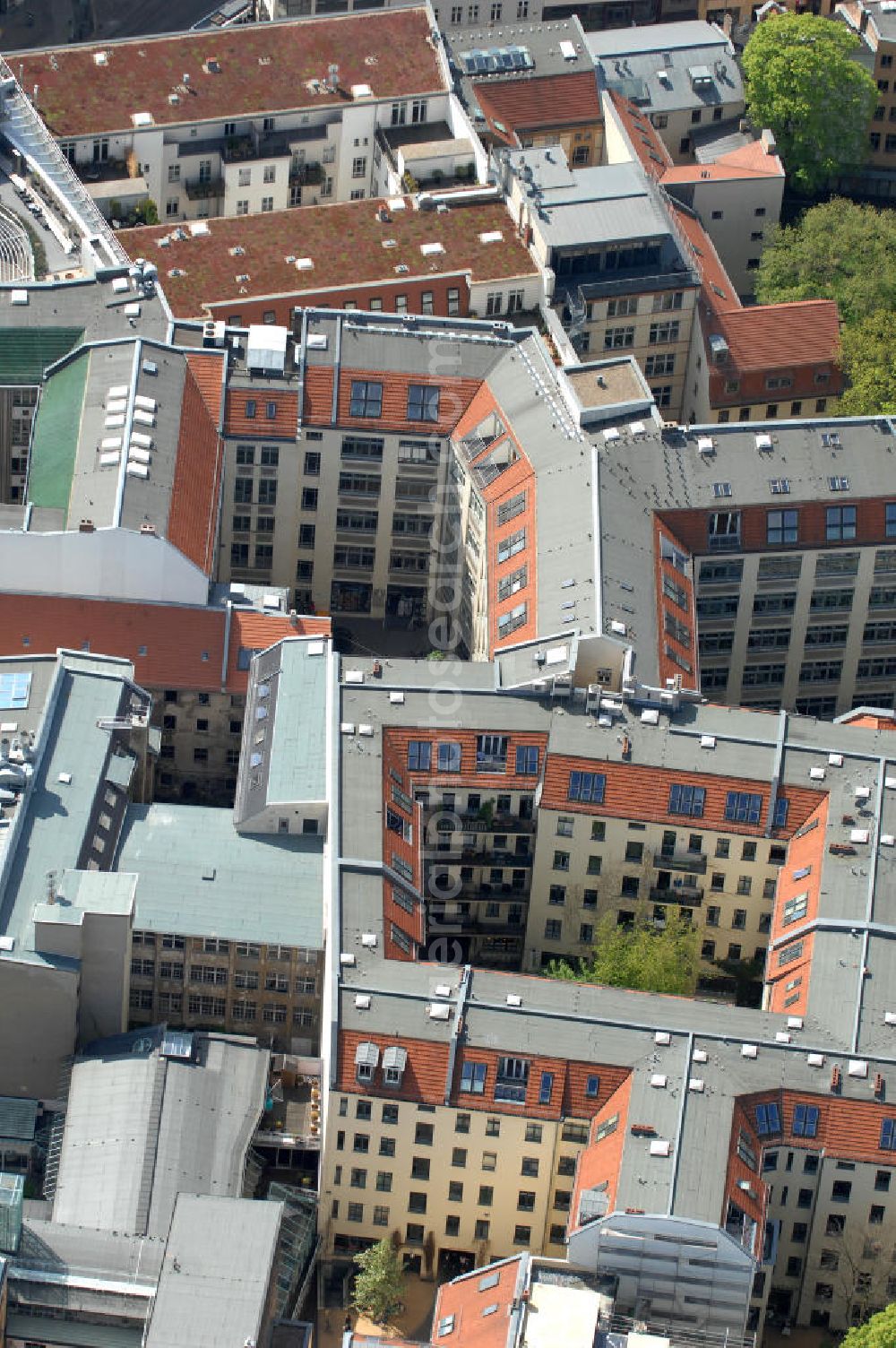 Aerial photograph Berlin - Blick auf die Hackeschen Höfe an der Rosenthaler Strasse in Berlin-Mitte. Die Hackeschen Höfe sind Deutschlands größtes geschlossenes Hofareal. Im Zuge der Sanierung Mitte der 90er Jahre erlebten die Höfe eine Renaissance ihres ursprünglichen Konzeptes der Mischnutzung durch Kunst, Kultur, Wohnen, Gewerbe und Gastronomie. View of the Hackesche Höfe at the Rosenthaler Strasse in Berlin-Mitte. The area are Germany's largest enclosed courtyard area. During the refurbishment in the mid 90s saw a renaissance of the courts of their original concept of mixed use by art, culture, housing, trade and catering. PENTANEX GmbH