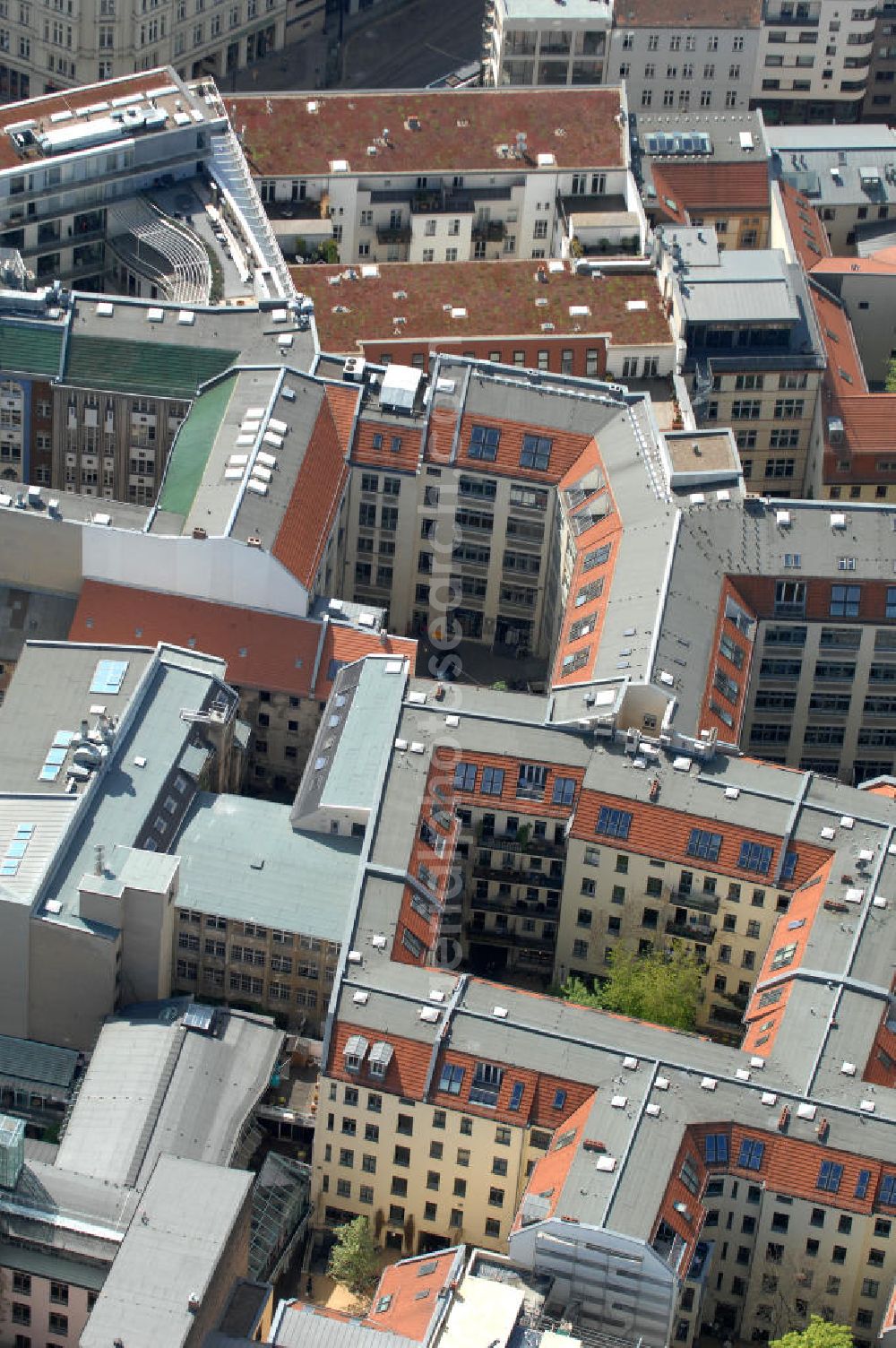 Berlin from above - Blick auf die Hackeschen Höfe an der Rosenthaler Strasse in Berlin-Mitte. Die Hackeschen Höfe sind Deutschlands größtes geschlossenes Hofareal. Im Zuge der Sanierung Mitte der 90er Jahre erlebten die Höfe eine Renaissance ihres ursprünglichen Konzeptes der Mischnutzung durch Kunst, Kultur, Wohnen, Gewerbe und Gastronomie. View of the Hackesche Höfe at the Rosenthaler Strasse in Berlin-Mitte. The area are Germany's largest enclosed courtyard area. During the refurbishment in the mid 90s saw a renaissance of the courts of their original concept of mixed use by art, culture, housing, trade and catering. PENTANEX GmbH