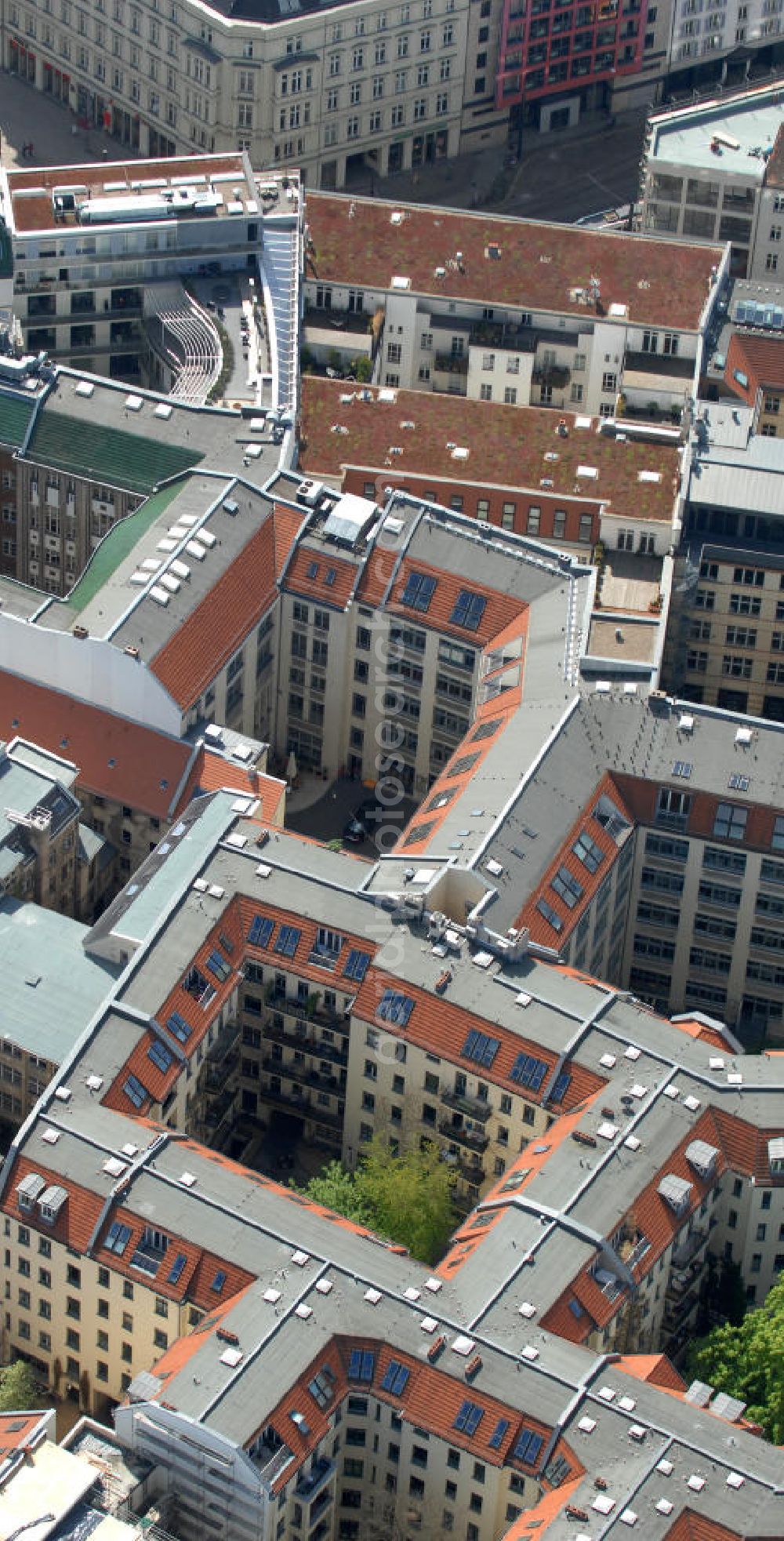 Aerial photograph Berlin - Blick auf die Hackeschen Höfe an der Rosenthaler Strasse in Berlin-Mitte. Die Hackeschen Höfe sind Deutschlands größtes geschlossenes Hofareal. Im Zuge der Sanierung Mitte der 90er Jahre erlebten die Höfe eine Renaissance ihres ursprünglichen Konzeptes der Mischnutzung durch Kunst, Kultur, Wohnen, Gewerbe und Gastronomie. View of the Hackesche Höfe at the Rosenthaler Strasse in Berlin-Mitte. The area are Germany's largest enclosed courtyard area. During the refurbishment in the mid 90s saw a renaissance of the courts of their original concept of mixed use by art, culture, housing, trade and catering. PENTANEX GmbH