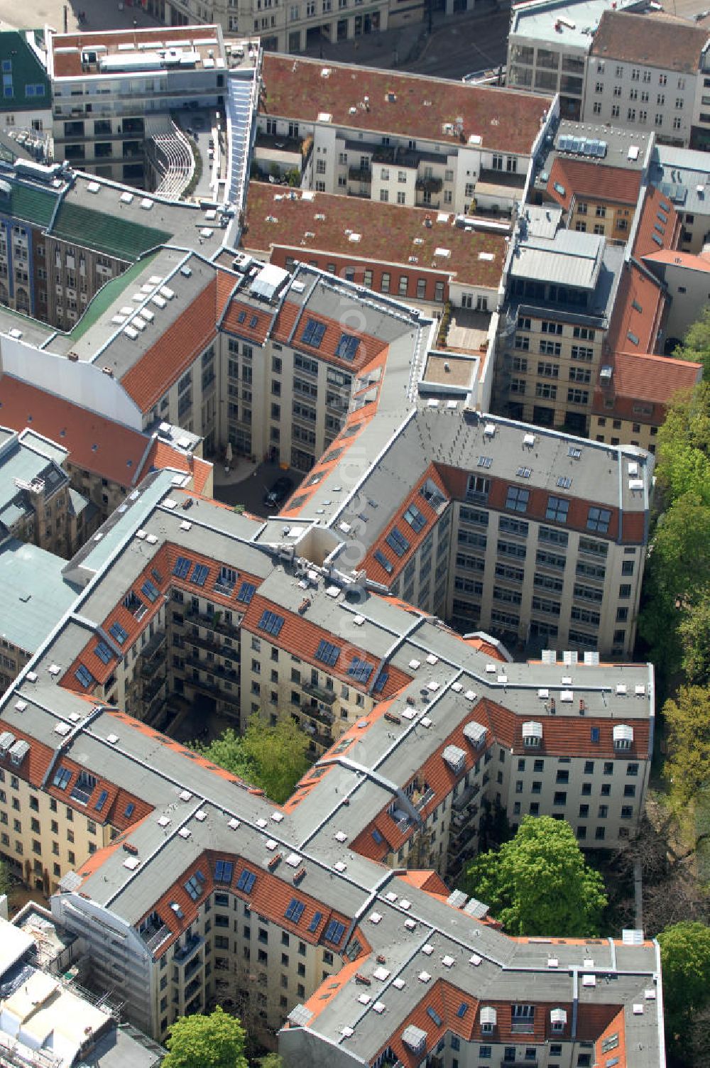 Berlin from above - Blick auf die Hackeschen Höfe an der Rosenthaler Strasse in Berlin-Mitte. Die Hackeschen Höfe sind Deutschlands größtes geschlossenes Hofareal. Im Zuge der Sanierung Mitte der 90er Jahre erlebten die Höfe eine Renaissance ihres ursprünglichen Konzeptes der Mischnutzung durch Kunst, Kultur, Wohnen, Gewerbe und Gastronomie. View of the Hackesche Höfe at the Rosenthaler Strasse in Berlin-Mitte. The area are Germany's largest enclosed courtyard area. During the refurbishment in the mid 90s saw a renaissance of the courts of their original concept of mixed use by art, culture, housing, trade and catering. PENTANEX GmbH