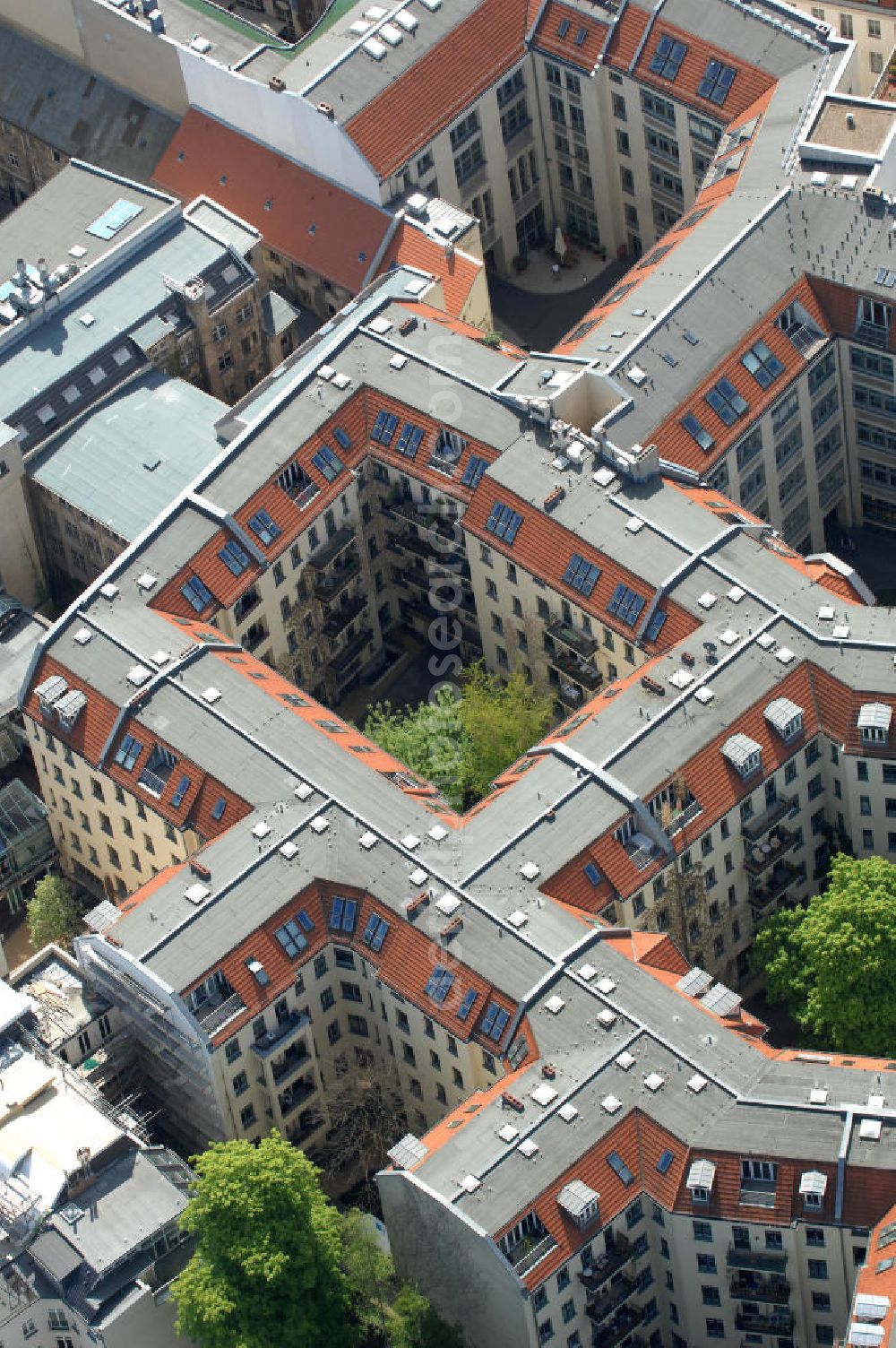 Aerial photograph Berlin - Blick auf die Hackeschen Höfe an der Rosenthaler Strasse in Berlin-Mitte. Die Hackeschen Höfe sind Deutschlands größtes geschlossenes Hofareal. Im Zuge der Sanierung Mitte der 90er Jahre erlebten die Höfe eine Renaissance ihres ursprünglichen Konzeptes der Mischnutzung durch Kunst, Kultur, Wohnen, Gewerbe und Gastronomie. View of the Hackesche Höfe at the Rosenthaler Strasse in Berlin-Mitte. The area are Germany's largest enclosed courtyard area. During the refurbishment in the mid 90s saw a renaissance of the courts of their original concept of mixed use by art, culture, housing, trade and catering. PENTANEX GmbH