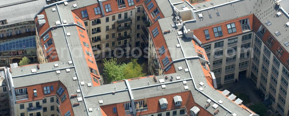 Berlin from the bird's eye view: Blick auf die Hackeschen Höfe an der Rosenthaler Strasse in Berlin-Mitte. Die Hackeschen Höfe sind Deutschlands größtes geschlossenes Hofareal. Im Zuge der Sanierung Mitte der 90er Jahre erlebten die Höfe eine Renaissance ihres ursprünglichen Konzeptes der Mischnutzung durch Kunst, Kultur, Wohnen, Gewerbe und Gastronomie. View of the Hackesche Höfe at the Rosenthaler Strasse in Berlin-Mitte. The area are Germany's largest enclosed courtyard area. During the refurbishment in the mid 90s saw a renaissance of the courts of their original concept of mixed use by art, culture, housing, trade and catering. PENTANEX GmbH