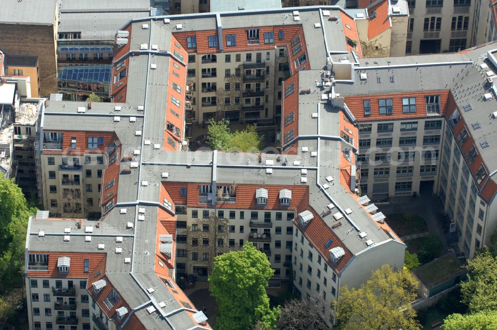 Aerial photograph Berlin - Blick auf die Hackeschen Höfe an der Rosenthaler Strasse in Berlin-Mitte. Die Hackeschen Höfe sind Deutschlands größtes geschlossenes Hofareal. Im Zuge der Sanierung Mitte der 90er Jahre erlebten die Höfe eine Renaissance ihres ursprünglichen Konzeptes der Mischnutzung durch Kunst, Kultur, Wohnen, Gewerbe und Gastronomie. View of the Hackesche Höfe at the Rosenthaler Strasse in Berlin-Mitte. The area are Germany's largest enclosed courtyard area. During the refurbishment in the mid 90s saw a renaissance of the courts of their original concept of mixed use by art, culture, housing, trade and catering. PENTANEX GmbH