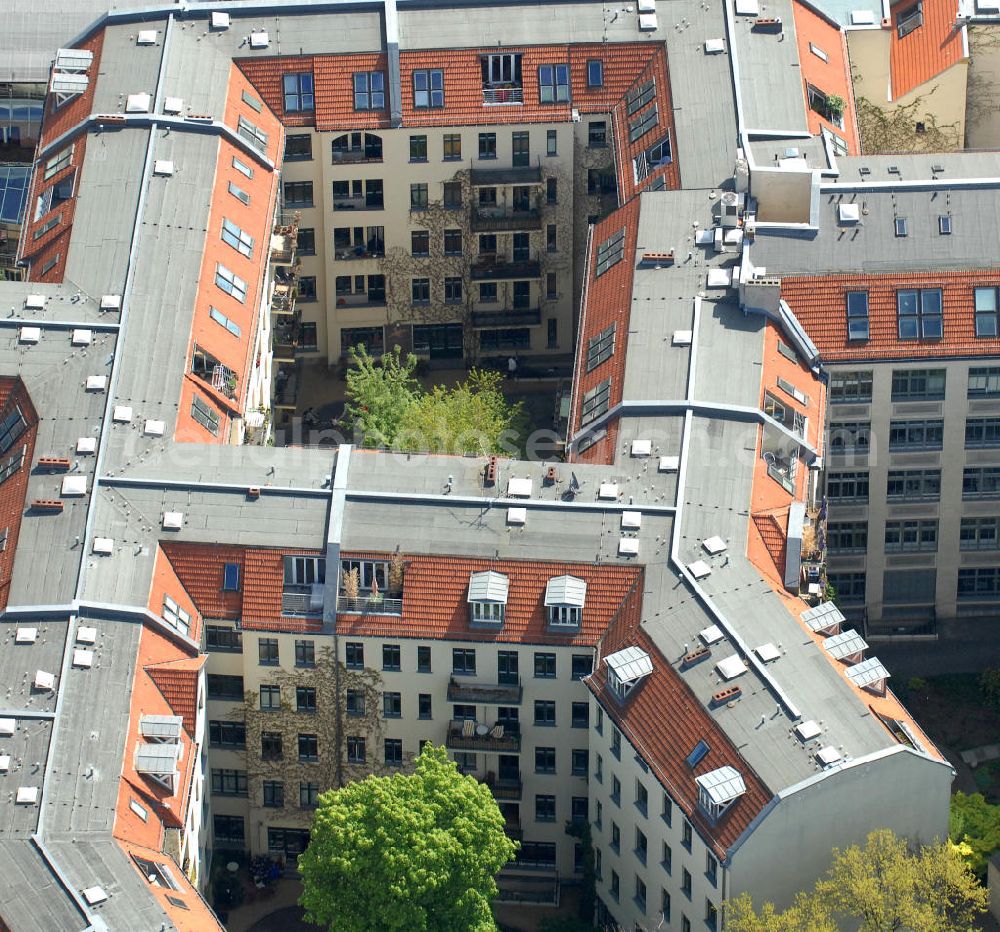 Berlin from above - Blick auf die Hackeschen Höfe an der Rosenthaler Strasse in Berlin-Mitte. Die Hackeschen Höfe sind Deutschlands größtes geschlossenes Hofareal. Im Zuge der Sanierung Mitte der 90er Jahre erlebten die Höfe eine Renaissance ihres ursprünglichen Konzeptes der Mischnutzung durch Kunst, Kultur, Wohnen, Gewerbe und Gastronomie. View of the Hackesche Höfe at the Rosenthaler Strasse in Berlin-Mitte. The area are Germany's largest enclosed courtyard area. During the refurbishment in the mid 90s saw a renaissance of the courts of their original concept of mixed use by art, culture, housing, trade and catering. PENTANEX GmbH