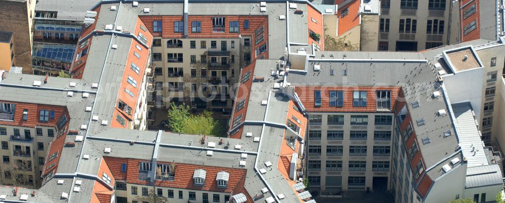 Berlin from the bird's eye view: Blick auf die Hackeschen Höfe an der Rosenthaler Strasse in Berlin-Mitte. Die Hackeschen Höfe sind Deutschlands größtes geschlossenes Hofareal. Im Zuge der Sanierung Mitte der 90er Jahre erlebten die Höfe eine Renaissance ihres ursprünglichen Konzeptes der Mischnutzung durch Kunst, Kultur, Wohnen, Gewerbe und Gastronomie. View of the Hackesche Höfe at the Rosenthaler Strasse in Berlin-Mitte. The area are Germany's largest enclosed courtyard area. During the refurbishment in the mid 90s saw a renaissance of the courts of their original concept of mixed use by art, culture, housing, trade and catering. PENTANEX GmbH