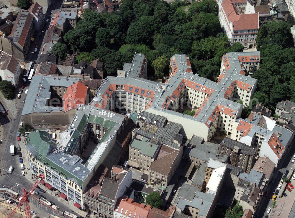 Aerial image Berlin Mitte - Blick auf die Hackeschen Höfe an der Rosenthaler Straße in Berlin-Mitte. iew of the Hackesche Höfe at the Rosenthaler Strasse in Berlin-Mitte. Ein Projekt der PENTANEX GmbH.