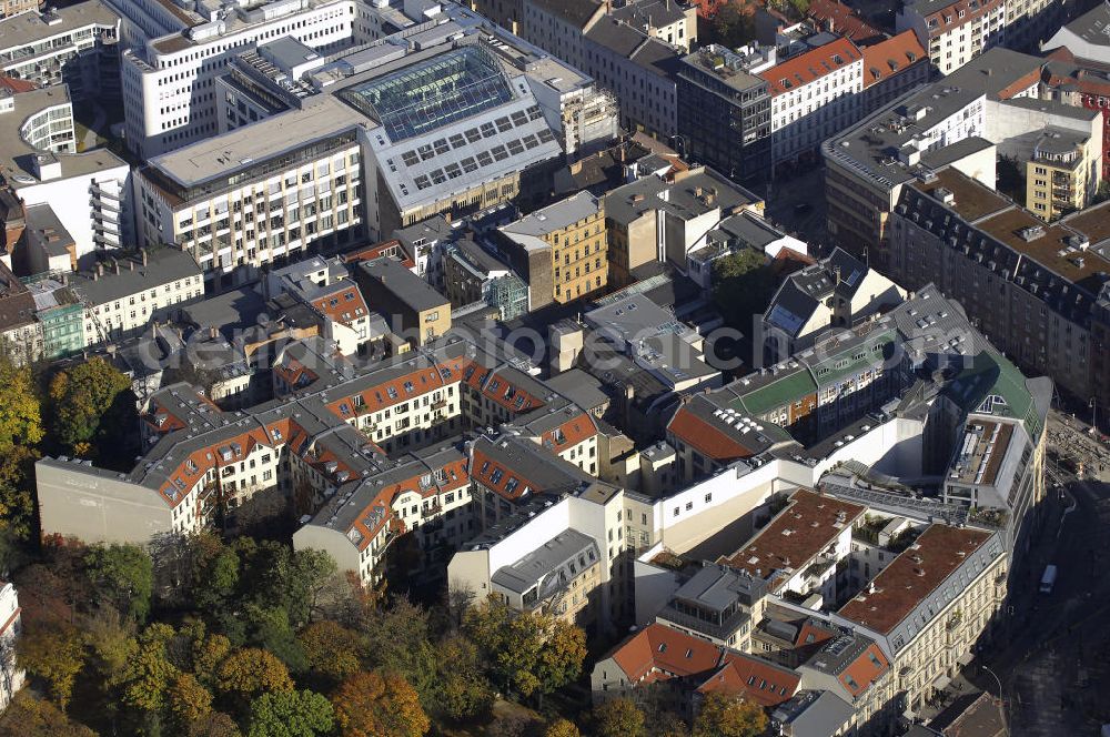 Aerial image Berlin - Blick auf die Hackeschen Höfe in Berlin Mitte. Die Beenidigung ihres Baus schloss mit der Eröffnung im September 1906. Es handelt sich um acht Höfe, die das größte geschlossene Hofareal Deutschlands bilden und somit unter Denkmalschutz stehen. Sie bieten Platz für Gewerbeunternehmen, Kultureinrichtungen und Wohnungen. Die aufwendige Gestaltung der Fassade im Jugendstil ist dem Architekten August Endell zu verdanken. Durch starke Vernachlässigung der Gebäude in der DDR waren die Hackeschen Höfe sanierungsbedürftig. In den 90er Jahren begann die Sanierung, die 1997 abgeschlossen wurde. Kontakt: PENTANEX GmbH, Rosenthaler Str. 40 / 41 & Sophienstr. 6, 10178 Berlin, Tel. +49(0)30 280980 10, Fax +49(0)30 280980 50, Email: kastner@pentanex.de