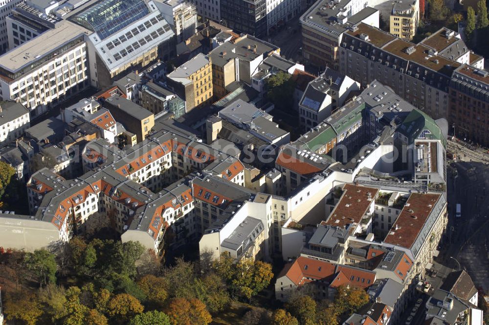 Aerial photograph Berlin - Blick auf die Hackeschen Höfe in Berlin Mitte. Die Beenidigung ihres Baus schloss mit der Eröffnung im September 1906. Es handelt sich um acht Höfe, die das größte geschlossene Hofareal Deutschlands bilden und somit unter Denkmalschutz stehen. Sie bieten Platz für Gewerbeunternehmen, Kultureinrichtungen und Wohnungen. Die aufwendige Gestaltung der Fassade im Jugendstil ist dem Architekten August Endell zu verdanken. Durch starke Vernachlässigung der Gebäude in der DDR waren die Hackeschen Höfe sanierungsbedürftig. In den 90er Jahren begann die Sanierung, die 1997 abgeschlossen wurde. Kontakt: PENTANEX GmbH, Rosenthaler Str. 40 / 41 & Sophienstr. 6, 10178 Berlin, Tel. +49(0)30 280980 10, Fax +49(0)30 280980 50, Email: kastner@pentanex.de