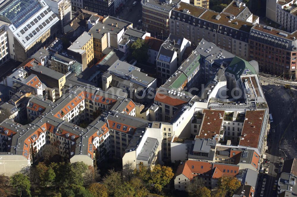 Berlin from above - Blick auf die Hackeschen Höfe in Berlin Mitte. Die Beenidigung ihres Baus schloss mit der Eröffnung im September 1906. Es handelt sich um acht Höfe, die das größte geschlossene Hofareal Deutschlands bilden und somit unter Denkmalschutz stehen. Sie bieten Platz für Gewerbeunternehmen, Kultureinrichtungen und Wohnungen. Die aufwendige Gestaltung der Fassade im Jugendstil ist dem Architekten August Endell zu verdanken. Durch starke Vernachlässigung der Gebäude in der DDR waren die Hackeschen Höfe sanierungsbedürftig. In den 90er Jahren begann die Sanierung, die 1997 abgeschlossen wurde. Kontakt: PENTANEX GmbH, Rosenthaler Str. 40 / 41 & Sophienstr. 6, 10178 Berlin, Tel. +49(0)30 280980 10, Fax +49(0)30 280980 50, Email: kastner@pentanex.de