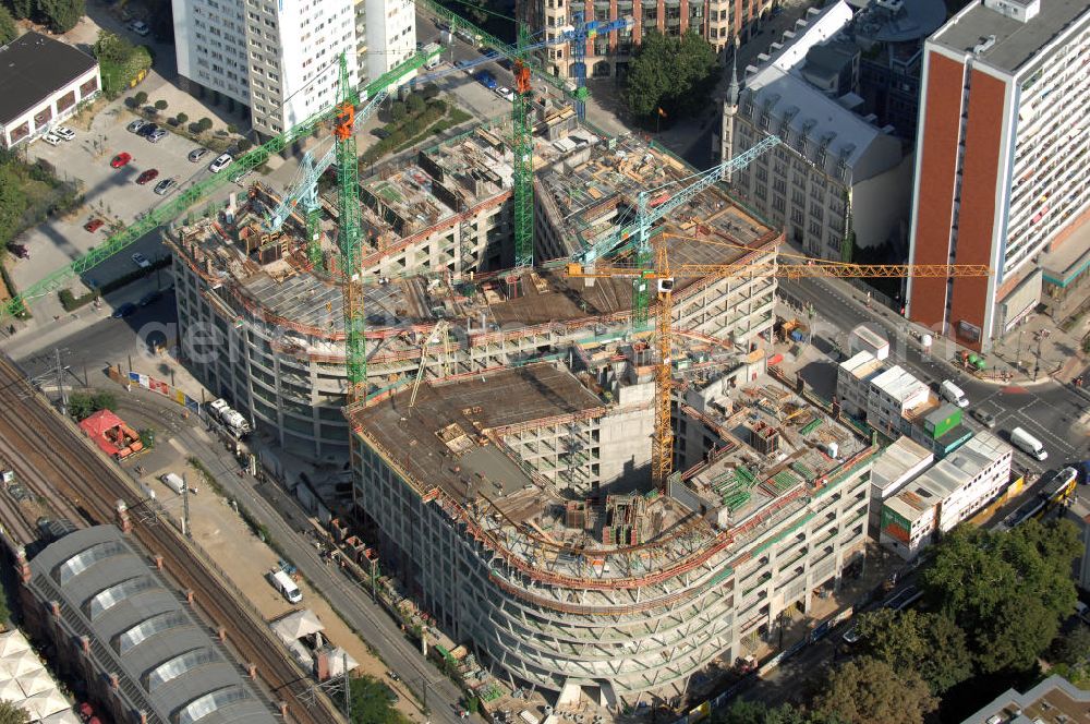 Berlin from above - Blick auf die Baustelle vom Hackeschen Quartier, einem neuen Büro- und Geschäftshauskomplex in unmittelbarer Nachbarschaft zur Museumsinsel. Auf einer gemeinsamen Tiefgarage werden zwei durch eine Gasse getrennte Baublöcke errichtet, die später Laden- und Gastronomieflächen sowie Räumlichkeiten für die Büronutzung und ein Apartmenthotel bereitstellen werden. Bauherr ist die Investitionsgesellschaft Hackesches Quartier mbH & Co. KG. Verantwortlich für die Planung sind die Architekten Müller-Reimann. Ausführendes Bauunternehmen ist die BAM Deutschland AG (ehemals Müller-Altvatter-Bauunternehmung GmbH & Co. KG und Wayss & Freytag Schlüsselfertigbau AG). Baubeginn war im Oktober 2008, das Bauende ist für März 2010 angesetzt. Kontakt Investitionsgesellschaft Hackesches Quartier mbH & Co. KG c / o IVG Development GmbH: Ansprechpartner Nicolas Novotny, Tel. +49(0)30 88777312; Kontakt Müller-Reimann Architekten: Ansprechpartner Ivan Reimann, Tel. +49(0)30 34606116; Kontakt BAM Deutschland AG: +49(0)711 250070, Email: kontakt@bam-deutschland.de; Kontakt IVG Immobilien AG: +49(0)228 8440, Email: info@ivg.de