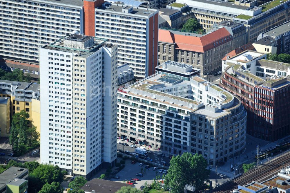 Aerial photograph - Blick die fast fertigen Neubauten Hackesches Quartier, einem neuen Büro- und Geschäftshauskomplex in Mitte. Bauherr ist die Investitionsgesellschaft Hackesches Quartier mbH & Co. KG. Verantwortlich für die Planung sind die Architekten Müller-Reimann. Ausführendes Bauunternehmen ist die BAM Deutschland AG (ehemals Müller-Altvatter-Bauunternehmung GmbH & Co. KG und Wayss & Freytag Schlüsselfertigbau AG). View at the construction site from Hackescher quarters, a new office and commercial complex in the middle. Investor is the investment company Hackesches Quarter mbH & Co. KG.