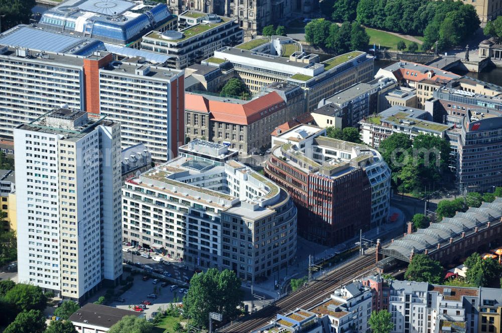 Berlin Mitte from above - Blick die fast fertigen Neubauten Hackesches Quartier, einem neuen Büro- und Geschäftshauskomplex in Mitte. Bauherr ist die Investitionsgesellschaft Hackesches Quartier mbH & Co. KG. Verantwortlich für die Planung sind die Architekten Müller-Reimann. Ausführendes Bauunternehmen ist die BAM Deutschland AG (ehemals Müller-Altvatter-Bauunternehmung GmbH & Co. KG und Wayss & Freytag Schlüsselfertigbau AG). View at the construction site from Hackescher quarters, a new office and commercial complex in the middle. Investor is the investment company Hackesches Quarter mbH & Co. KG.