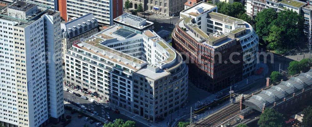 Berlin Mitte from the bird's eye view: Blick die fast fertigen Neubauten Hackesches Quartier, einem neuen Büro- und Geschäftshauskomplex in Mitte. Bauherr ist die Investitionsgesellschaft Hackesches Quartier mbH & Co. KG. Verantwortlich für die Planung sind die Architekten Müller-Reimann. Ausführendes Bauunternehmen ist die BAM Deutschland AG (ehemals Müller-Altvatter-Bauunternehmung GmbH & Co. KG und Wayss & Freytag Schlüsselfertigbau AG). View at the construction site from Hackescher quarters, a new office and commercial complex in the middle. Investor is the investment company Hackesches Quarter mbH & Co. KG.