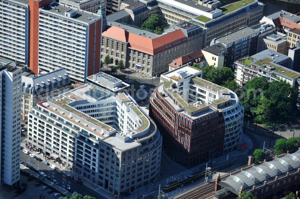 Aerial image Berlin Mitte - Blick die fast fertigen Neubauten Hackesches Quartier, einem neuen Büro- und Geschäftshauskomplex in Mitte. Bauherr ist die Investitionsgesellschaft Hackesches Quartier mbH & Co. KG. Verantwortlich für die Planung sind die Architekten Müller-Reimann. Ausführendes Bauunternehmen ist die BAM Deutschland AG (ehemals Müller-Altvatter-Bauunternehmung GmbH & Co. KG und Wayss & Freytag Schlüsselfertigbau AG). View at the construction site from Hackescher quarters, a new office and commercial complex in the middle. Investor is the investment company Hackesches Quarter mbH & Co. KG.