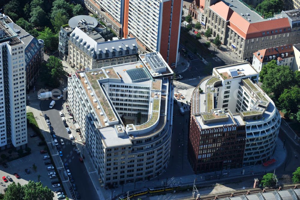 Aerial photograph Berlin Mitte - Blick die fast fertigen Neubauten Hackesches Quartier, einem neuen Büro- und Geschäftshauskomplex in Mitte. Bauherr ist die Investitionsgesellschaft Hackesches Quartier mbH & Co. KG. Verantwortlich für die Planung sind die Architekten Müller-Reimann. Ausführendes Bauunternehmen ist die BAM Deutschland AG (ehemals Müller-Altvatter-Bauunternehmung GmbH & Co. KG und Wayss & Freytag Schlüsselfertigbau AG). View at the construction site from Hackescher quarters, a new office and commercial complex in the middle. Investor is the investment company Hackesches Quarter mbH & Co. KG.