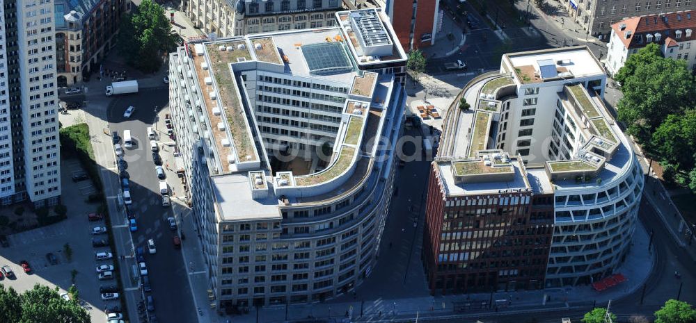 Berlin Mitte from above - Blick die fast fertigen Neubauten Hackesches Quartier, einem neuen Büro- und Geschäftshauskomplex in Mitte. Bauherr ist die Investitionsgesellschaft Hackesches Quartier mbH & Co. KG. Verantwortlich für die Planung sind die Architekten Müller-Reimann. Ausführendes Bauunternehmen ist die BAM Deutschland AG (ehemals Müller-Altvatter-Bauunternehmung GmbH & Co. KG und Wayss & Freytag Schlüsselfertigbau AG). View at the construction site from Hackescher quarters, a new office and commercial complex in the middle. Investor is the investment company Hackesches Quarter mbH & Co. KG.