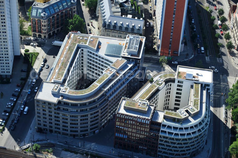 Berlin Mitte from the bird's eye view: Blick die fast fertigen Neubauten Hackesches Quartier, einem neuen Büro- und Geschäftshauskomplex in Mitte. Bauherr ist die Investitionsgesellschaft Hackesches Quartier mbH & Co. KG. Verantwortlich für die Planung sind die Architekten Müller-Reimann. Ausführendes Bauunternehmen ist die BAM Deutschland AG (ehemals Müller-Altvatter-Bauunternehmung GmbH & Co. KG und Wayss & Freytag Schlüsselfertigbau AG). View at the construction site from Hackescher quarters, a new office and commercial complex in the middle. Investor is the investment company Hackesches Quarter mbH & Co. KG.