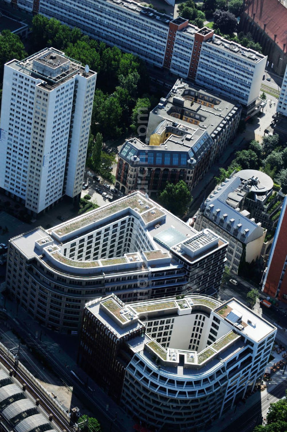 Aerial image Berlin Mitte - Blick die fast fertigen Neubauten Hackesches Quartier, einem neuen Büro- und Geschäftshauskomplex in Mitte. Bauherr ist die Investitionsgesellschaft Hackesches Quartier mbH & Co. KG. Verantwortlich für die Planung sind die Architekten Müller-Reimann. Ausführendes Bauunternehmen ist die BAM Deutschland AG (ehemals Müller-Altvatter-Bauunternehmung GmbH & Co. KG und Wayss & Freytag Schlüsselfertigbau AG). View at the construction site from Hackescher quarters, a new office and commercial complex in the middle. Investor is the investment company Hackesches Quarter mbH & Co. KG.