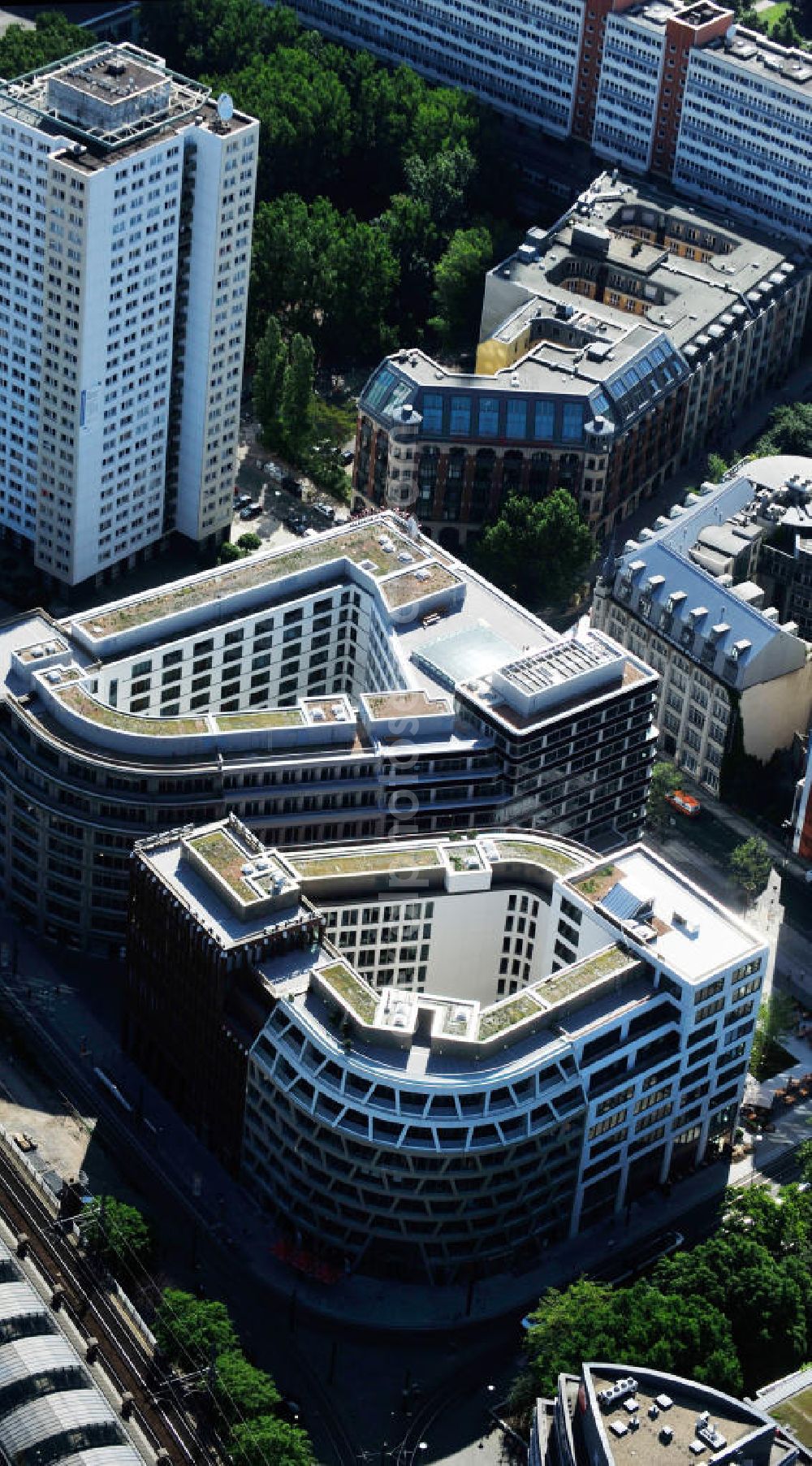 Aerial photograph Berlin Mitte - Blick die fast fertigen Neubauten Hackesches Quartier, einem neuen Büro- und Geschäftshauskomplex in Mitte. Bauherr ist die Investitionsgesellschaft Hackesches Quartier mbH & Co. KG. Verantwortlich für die Planung sind die Architekten Müller-Reimann. Ausführendes Bauunternehmen ist die BAM Deutschland AG (ehemals Müller-Altvatter-Bauunternehmung GmbH & Co. KG und Wayss & Freytag Schlüsselfertigbau AG). View at the construction site from Hackescher quarters, a new office and commercial complex in the middle. Investor is the investment company Hackesches Quarter mbH & Co. KG.