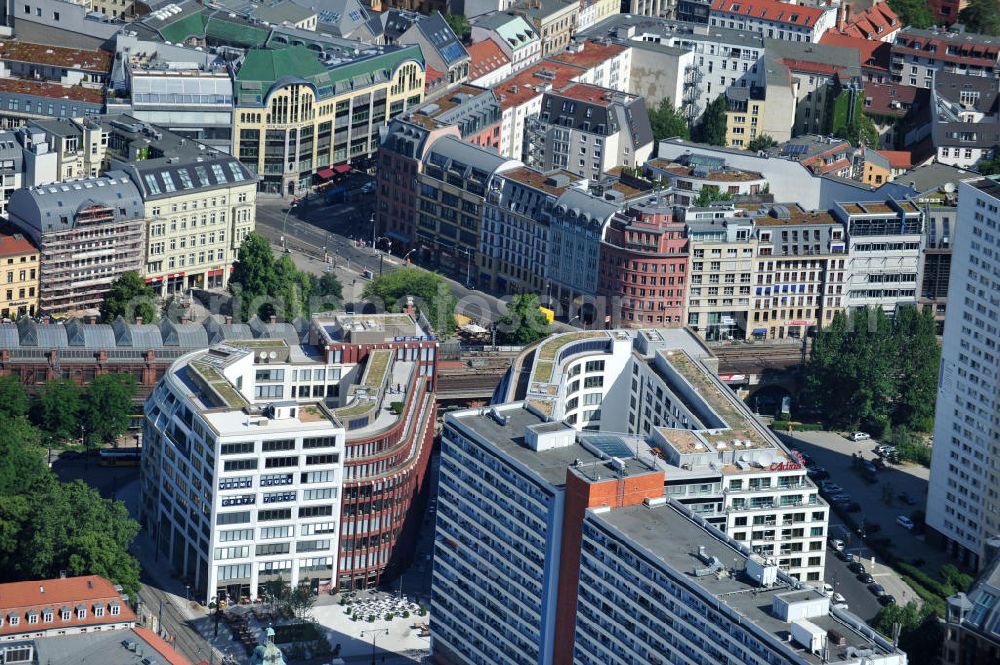 Berlin Mitte from above - Blick die fast fertigen Neubauten Hackesches Quartier, einem neuen Büro- und Geschäftshauskomplex in Mitte. Bauherr ist die Investitionsgesellschaft Hackesches Quartier mbH & Co. KG. Verantwortlich für die Planung sind die Architekten Müller-Reimann. Ausführendes Bauunternehmen ist die BAM Deutschland AG (ehemals Müller-Altvatter-Bauunternehmung GmbH & Co. KG und Wayss & Freytag Schlüsselfertigbau AG). View at the construction site from Hackescher quarters, a new office and commercial complex in the middle. Investor is the investment company Hackesches Quarter mbH & Co. KG.