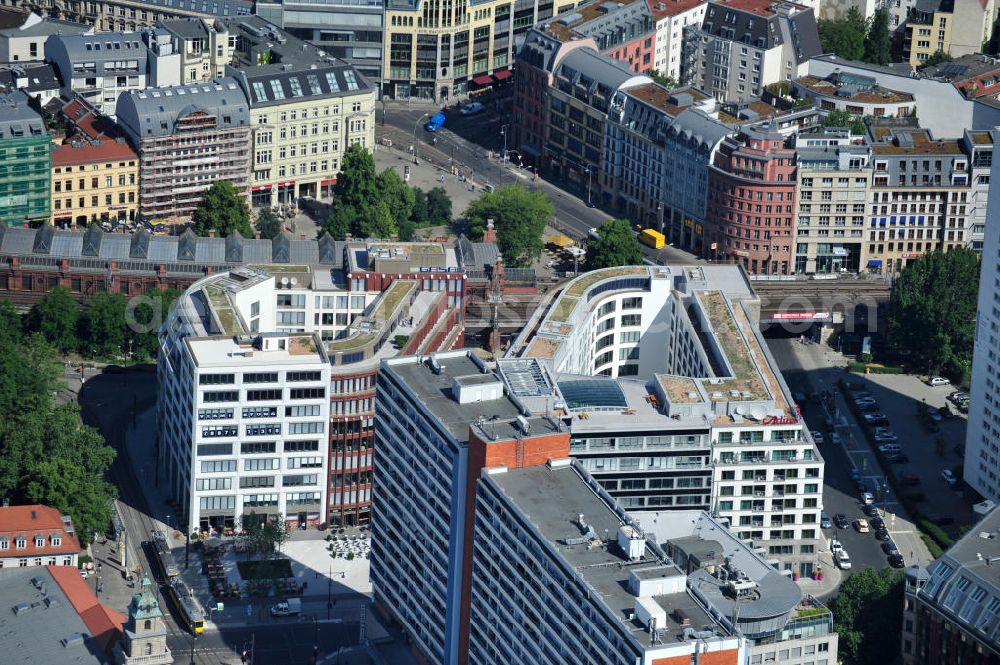 Berlin Mitte from the bird's eye view: Blick die fast fertigen Neubauten Hackesches Quartier, einem neuen Büro- und Geschäftshauskomplex in Mitte. Bauherr ist die Investitionsgesellschaft Hackesches Quartier mbH & Co. KG. Verantwortlich für die Planung sind die Architekten Müller-Reimann. Ausführendes Bauunternehmen ist die BAM Deutschland AG (ehemals Müller-Altvatter-Bauunternehmung GmbH & Co. KG und Wayss & Freytag Schlüsselfertigbau AG). View at the construction site from Hackescher quarters, a new office and commercial complex in the middle. Investor is the investment company Hackesches Quarter mbH & Co. KG.