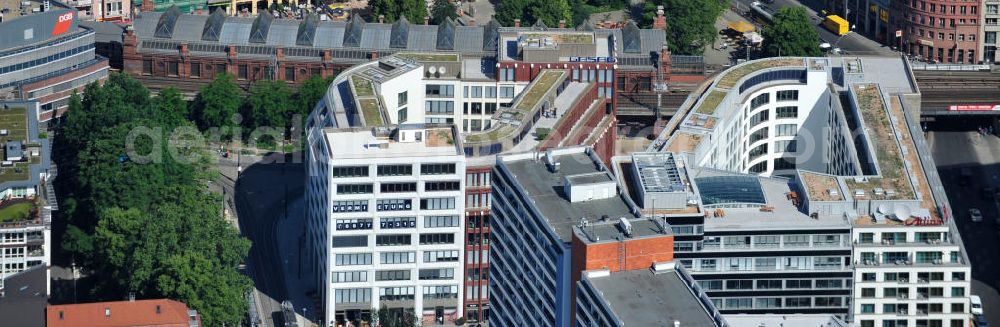 Aerial image Berlin Mitte - Blick die fast fertigen Neubauten Hackesches Quartier, einem neuen Büro- und Geschäftshauskomplex in Mitte. Bauherr ist die Investitionsgesellschaft Hackesches Quartier mbH & Co. KG. Verantwortlich für die Planung sind die Architekten Müller-Reimann. Ausführendes Bauunternehmen ist die BAM Deutschland AG (ehemals Müller-Altvatter-Bauunternehmung GmbH & Co. KG und Wayss & Freytag Schlüsselfertigbau AG). View at the construction site from Hackescher quarters, a new office and commercial complex in the middle. Investor is the investment company Hackesches Quarter mbH & Co. KG.