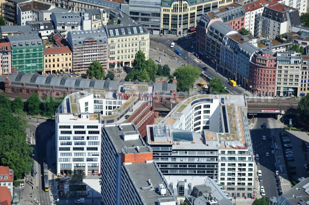 Aerial photograph Berlin Mitte - Blick die fast fertigen Neubauten Hackesches Quartier, einem neuen Büro- und Geschäftshauskomplex in Mitte. Bauherr ist die Investitionsgesellschaft Hackesches Quartier mbH & Co. KG. Verantwortlich für die Planung sind die Architekten Müller-Reimann. Ausführendes Bauunternehmen ist die BAM Deutschland AG (ehemals Müller-Altvatter-Bauunternehmung GmbH & Co. KG und Wayss & Freytag Schlüsselfertigbau AG). View at the construction site from Hackescher quarters, a new office and commercial complex in the middle. Investor is the investment company Hackesches Quarter mbH & Co. KG.