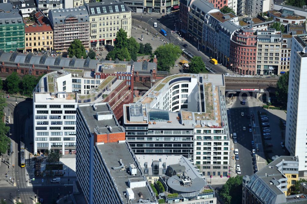 Berlin Mitte from above - Blick die fast fertigen Neubauten Hackesches Quartier, einem neuen Büro- und Geschäftshauskomplex in Mitte. Bauherr ist die Investitionsgesellschaft Hackesches Quartier mbH & Co. KG. Verantwortlich für die Planung sind die Architekten Müller-Reimann. Ausführendes Bauunternehmen ist die BAM Deutschland AG (ehemals Müller-Altvatter-Bauunternehmung GmbH & Co. KG und Wayss & Freytag Schlüsselfertigbau AG). View at the construction site from Hackescher quarters, a new office and commercial complex in the middle. Investor is the investment company Hackesches Quarter mbH & Co. KG.