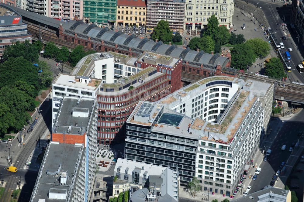 Berlin Mitte from the bird's eye view: Blick die fast fertigen Neubauten Hackesches Quartier, einem neuen Büro- und Geschäftshauskomplex in Mitte. Bauherr ist die Investitionsgesellschaft Hackesches Quartier mbH & Co. KG. Verantwortlich für die Planung sind die Architekten Müller-Reimann. Ausführendes Bauunternehmen ist die BAM Deutschland AG (ehemals Müller-Altvatter-Bauunternehmung GmbH & Co. KG und Wayss & Freytag Schlüsselfertigbau AG). View at the construction site from Hackescher quarters, a new office and commercial complex in the middle. Investor is the investment company Hackesches Quarter mbH & Co. KG.